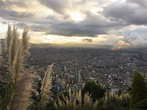 Cerro de Montserrate - Magiczny Widok na Miasto Medellín i Miejsce Pielgrzymek!