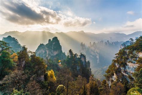  Zhangjiajie Grand Canyon:  Zapierający dech w piersiach krajobraz i emocjonujące wędrówki!