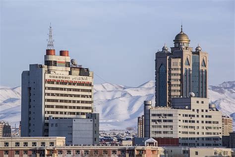 Poznaj Wieżę Telewizyjną w Urumqi: Gigantyczna konstrukcja oferująca niezapomniane widoki!