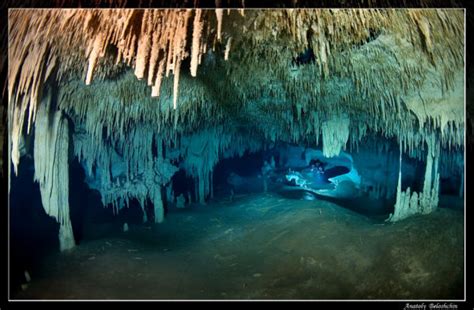  Enchanted River: Krystaliczne Wody i Tajemnicze Podwodne Jaskinie