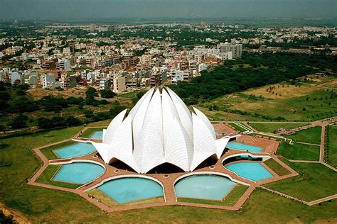  Lotus Temple: A Majestic Symphony of Marble and Serenity!