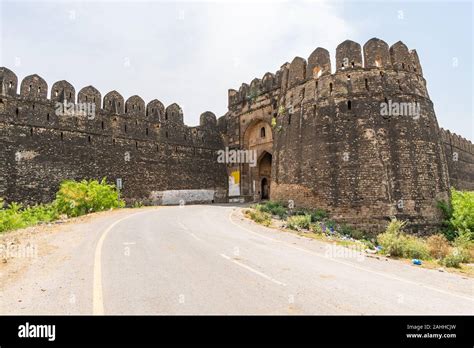  Rohtas Fort:  Starożytne Mura i Wspaniałe Widoki z Góry