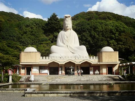  Ryozen Kannon - Monumentalna Statua i Miejsce Ukojenia w Ryokawazu!