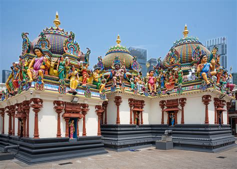 Sri Mariamman Temple: Pomnik Żywej Wiary i Kolorowe Wizerunki Mitologii!