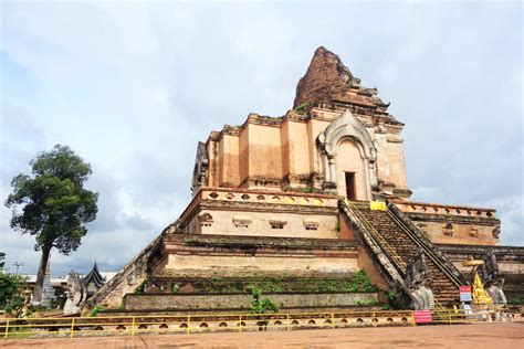  Wat Chedi Luang - Tajemnicza świątynia z imponującą historią i majestatycznymi ruinami!